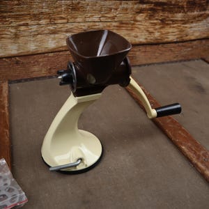 Vintage manuelle Fleischmühle, Nahrungsmittelzerhackermühle Handkurbel-Küche, die Hausküche kochende Maschine schleifen kocht