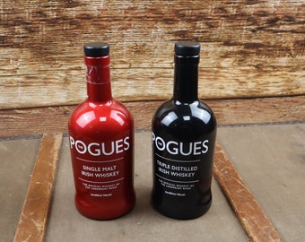Dwie puste butelki The Pogues, 700 ml., puste butelki, butelki szklane, butelki czarne i czerwone