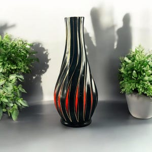 Zwarte en rode vintage gedraaide vaas met gouden rand, 20 cm hoog - moderne stijl uit het midden van de eeuw - cadeau