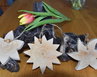 3 Blumen aus Holz mit Juteband und 3 Holzperlen