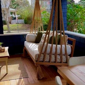 rustieke schommelbank in de veranda, schommelledikant, boerderijschommel houten slaapbank, schommelbank