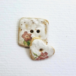 Ceramic buttons with floral decoration in square and heart shapes