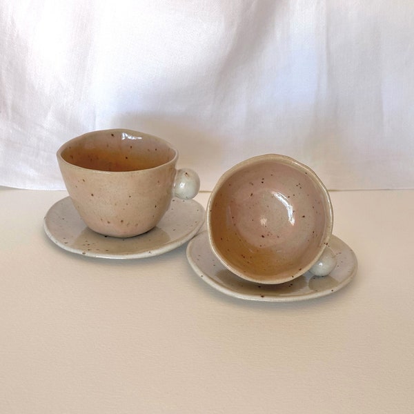 Conjunto de taza y plato de cerámica