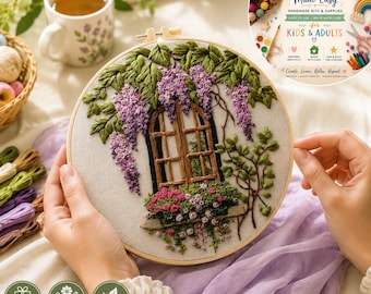 Puede incluir: Un bastidor de bordado con un diseño cosido a mano de un marco de ventana de madera rodeado de flores de glicinia moradas y hojas verdes, con una jardinera llena de flores rosas y moradas en la base sobre un fondo de tela clara.