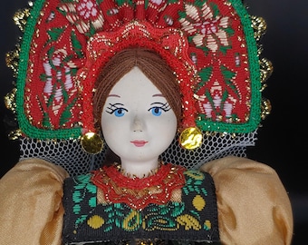 Poupée en Porcelaine Faite à la Main dans Un Costume