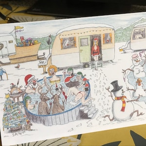 Peut inclure: Une carte de Noël humoristique illustrant un groupe de personnes dans un jacuzzi avec des rennes, le Père Noël et un bonhomme de neige. La scène se déroule dans un camping enneigé avec deux caravanes en arrière-plan.