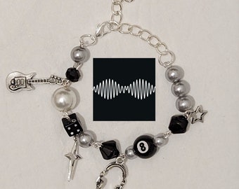 Charm-Armband mit AM-Motiv