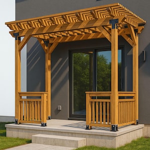 Puede incluir: Pérgola de madera con techo de listones y barandillas laterales decorativas. La estructura es de madera marrón claro y presenta soportes metálicos negros. Se encuentra sobre un patio de hormigón con una puerta corredera de cristal al fondo.