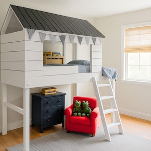 以下が含まれることがあります： グレーの屋根と梯子のある白い木製のロフトベッド。ベッドには白いマットレスと青い毛布があります。赤い小さなアームチェアがあり、2匹の緑色のカエルのぬいぐるみが座っています。ベッドの下には、3つの引き出しが付いた濃い青色のドレッサーがあります。