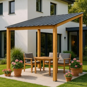 Puede incluir: Un conjunto de patio de madera con una mesa y dos sillas, bajo una pérgola de madera con un techo de metal gris oscuro. Flores rosas en macetas rodean el patio, creando un espacio exterior acogedor.