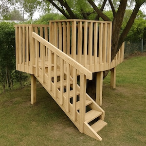 Puede incluir: Una casa en el árbol de madera con una plataforma, barandilla y escalera. La casa del árbol está construida con madera de color claro y alrededor de un tronco de árbol. La escalera conduce a la plataforma, que está rodeada por una barandilla.
