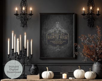 Peut inclure: Intérieur sombre et gothique avec un panneau "Haunted House" encadré, des candélabres et des citrouilles blanches. Le panneau indique "Historical Rite Haunted House Since 1793 Touch Nothing and Nothing Will Touch You". La scène est éclairée par des bougies et des appliques murales.
