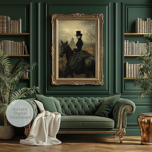 以下が含まれることがあります： 霧のかかった風景の中、黒い馬に乗った人物を描いたアンティークの額入りプリント。 金色の装飾フレームに入っており、緑色のベルベットのソファの上に飾られています。 画像は濃い緑色のパネルと本棚に囲まれています。