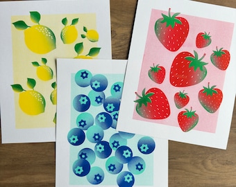 Zitrone Erdbeere Blaubeere Risograph Print, Obstwandkunst