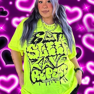 Puede incluir: Una camiseta verde neón con un estampado gráfico negro que dice "Eat Sleep Rave Repeat" con las palabras "Preppy Lazers" debajo.