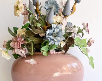 Jarrón ovalado Haeger color rosa malva y ramo artificial / Cerámica modernista de los años 80 / Cerámica escultórica estilo art déco de 25 cm de ancho. Decoración primaveral.