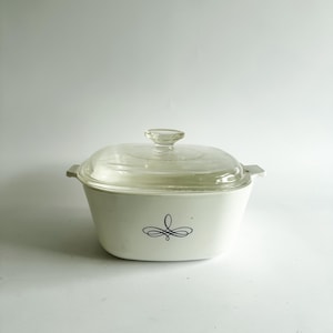 Cacerola vintage CorningWare negra con diseño de trébol, 2.5 cuartos de galón • Rara fuente para horno Pyroceram de 1960-1961 con tapa Pyrex • Diseño de volutas de trébol