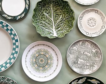 Colección de platos vintage verdes personalizados para pared / Galería de platos estilo casa de campo inglesa / Decoración botánica para pared / Pared de platos vintage / Decoración estilo cottagecore