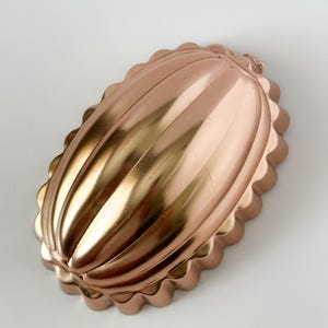 Vintage Copper Tone Scalloped Jello Mold: Retro Kitchen Decor