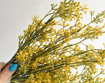 Paquete de tallos florales artificiales amarillos, arbusto de follaje primaveral, flores amarillas artificiales, decoración estilo cottagecore, juego de 3 para rellenar jarrones de estilo rústico.