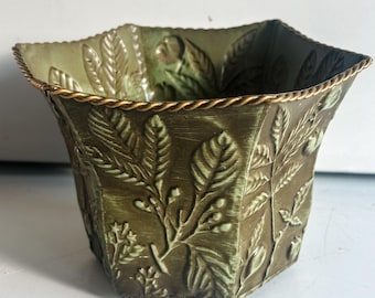 Maceta vintage de metal verde Hobby Lobby (2010), diseño de hojas y bayas en relieve, contenedor floral rústico de otoño.