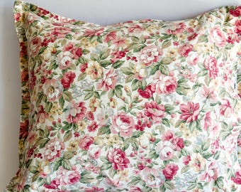 Vintage Blumenkissenbezug, Cottage Rose Dekokissenbezug, Grandmillennial Wohnkultur, rosa grünes Blumenkissen