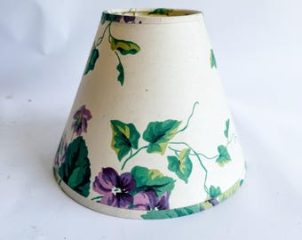 Paralume vintage con clip floreale / Paralume con viola del pensiero viola ed edera verde / Stile cottage / Arredamento in stile cottage inglese / Piccolo paralume decorativo