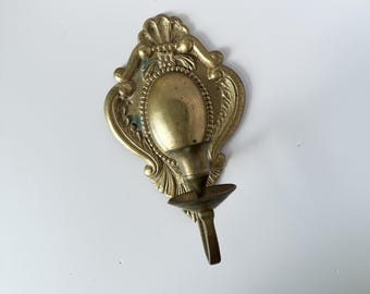 Vintage Brass Wall Sconce – Ornate Oval Backplate – Curved Arm Candle Holder – Patina Aged Gold Wall Decor – French Cottage Gallery Accent