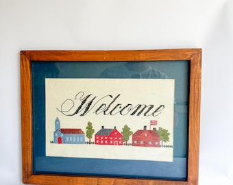 Cuadro decorativo vintage de punto de cruz con la frase "Bienvenido", bordado americano enmarcado, arte popular para casas coloniales, decoración rústica campestre.