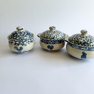 Vintage set med täckta löksoppskålar i svamp, Blue Goose-mönster, Utgånget stengods, Köksinredning i stugkök, Serveringskärl i stugkök