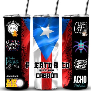 Op de afbeelding: Drie roestvrijstalen bekers met verschillende ontwerpen. De eerste beker heeft een zwarte achtergrond met een ontwerp van de Puerto Ricaanse vlag, de tekst "como el coqui", "PR", "Puerto Rico", "Patria Mia" en "AUNQUE NACIERA ENLA LUNA". De tweede beker heeft een ontwerp van de Puerto Ricaanse vlag met de tekst "PIERTO RICO ESTA BIEN CABRON". De derde beker heeft een zwarte achtergrond met de tekst "ruler CAFE", een cartoon-spin, "Buenas Vibras" en "ACHO Puñeta".
