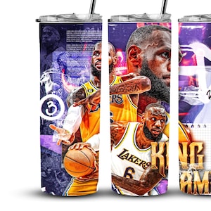 Puede incluir: Tres vasos de acero inoxidable con un diseño morado, blanco y amarillo con el jugador de baloncesto LeBron James. Los vasos tienen una tapa negra y una pajita. El texto "King James" está en el vaso.