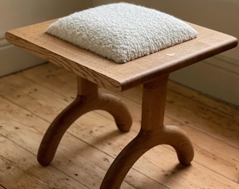 Bouclé-Hocker aus massiver Eiche - Luxuriöse handgefertigte Möbel aus Großbritannien