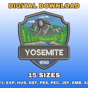 Pode incluir: Design de bordado digital para download com o emblema do Parque Nacional de Yosemite. O design inclui uma cena de montanha, árvores e o texto "YOSEMITE 1890". Disponível em 15 tamanhos e vários formatos de arquivo.
