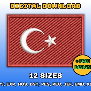 Può includere: Download digitale di 12 progetti di ricamo della bandiera turca. La bandiera è rossa con una mezzaluna bianca e una stella. Il testo "DIGITAL DOWNLOAD" e "12 SIZES" sono nella parte superiore dell'immagine. Il testo "+ FREE DESIGN" è in un cerchio giallo nella parte inferiore destra dell'immagine. Il testo "VP3, EXP, HUS, DST, PES, PEC, JEF, EMB, XXX" è nella parte inferiore dell'immagine.