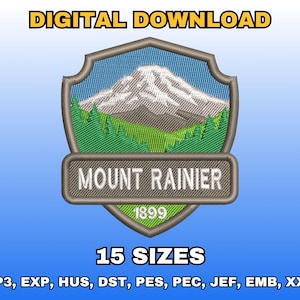 Puede incluir: Un diseño de parche bordado con el Monte Rainier. El diseño incluye una cordillera, árboles verdes y el texto "MOUNT RAINIER 1899". También se muestran las palabras "DESCARGA DIGITAL" y "15 TAMAÑOS".