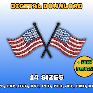 Könnte beinhalten: Zwei gekreuzte amerikanische Flaggen in Rot, Weiß und Blau mit einem schwarzen Mast. Die Flaggen sind im digitalen Download-Format verfügbar und in 14 Größen erhältlich. Der Text "14 SIZES" und "VP3, EXP, HUS, DST, PES, PEC, JEF, EMB, XXX" befindet sich unter den Flaggen. Der Text "+ FREE DESIGN" befindet sich in einem gelben Kreis mit grünem Text.
