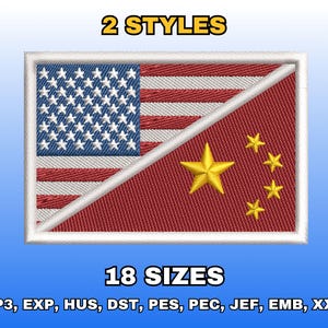 Puede incluir: Parche bordado con un diseño dividido: la bandera estadounidense a la izquierda y la bandera china a la derecha. El parche está bordeado en blanco, con el texto "2 STYLES" y "18 SIZES" arriba y abajo. El parche incluye formatos de archivo de bordado.
