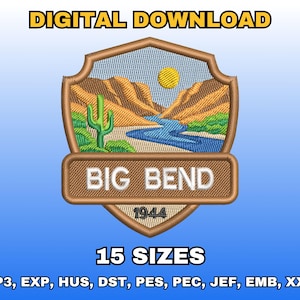 Puede incluir: Un diseño de parche bordado que presenta un paisaje desértico con un río, montañas y un cactus. El parche tiene forma de escudo e incluye el texto "BIG BEND" y "1944". También están presentes las palabras "DESCARGA DIGITAL" y "15 TAMAÑOS".