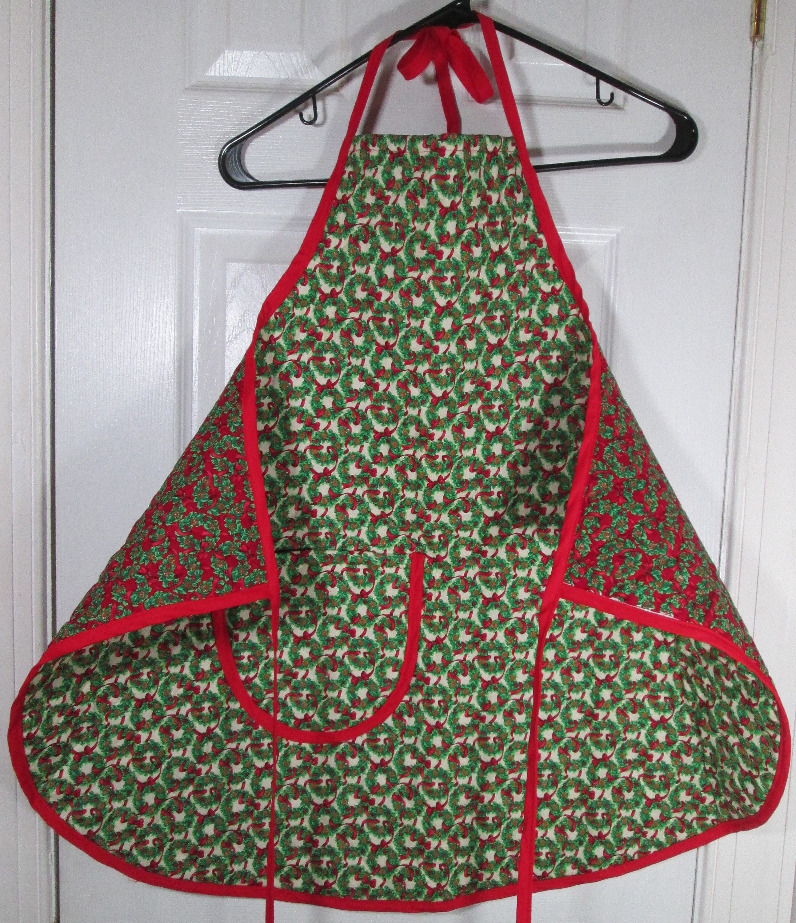 HANDMADE CRISS CROSS APRON SIZE LARGE BUMBBLE BEE AND DAISIES