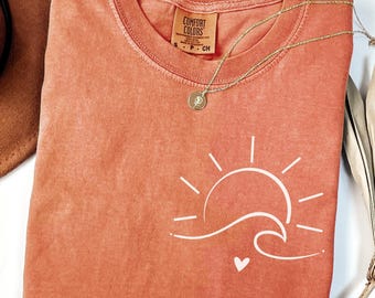 Camiseta minimalista con ondas de sol, camiseta gráfica de verano, camisetas playeras, camiseta de sol y corazón, regalo bohemio de verano, camiseta Ocean Life