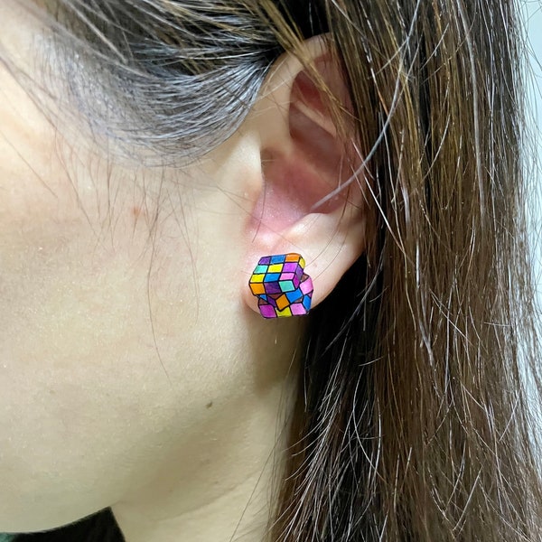 Boucles d’oreilles Geek Chic Rubik’s Cube Stud, Bijoux puzzle colorés, Inspiré du jeu rétro, Amateur de jeu, Boucles d’oreilles des années 1980, Boucles d’oreilles nouveauté