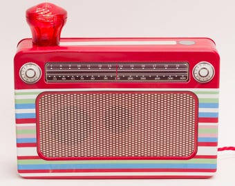 Lámpara de hojalata con radio roja