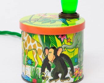 ¡Resplandor de la jungla! Lámpara de mesa de hojalata
