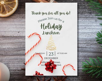 Może przedstawiać: Białe zaproszenie z tekstem "Thank you for all you do! Please Join us for a Holiday Luncheon." Cukrowe laski, czerwona kokarda i złoty wzór choinki zdobią kartę. Data to czwartek, 23 grudnia o godzinie 11:00.