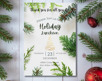Może przedstawiać: Białe zaproszenie z tekstem "Thank you for all you do" i "Holiday Luncheon". Karta zawiera złoty wzór choinki i jest ozdobiona zielonymi gałązkami sosny oraz czerwonymi i złotymi bombkami.