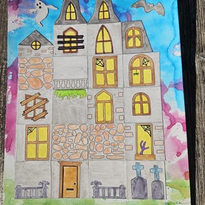 Peut inclure: Peinture à l'aquarelle d'une maison hantée effrayante avec un fantôme et une chauve-souris. La maison a des fenêtres éclairées en jaune, une porte marron et des pierres tombales. Le fond a des lavis d'aquarelle bleus, roses et violets.