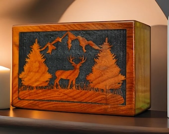 Handgefertigte Urne aus Palisander mit dem Motiv: Hirsch, Berge & Kiefern