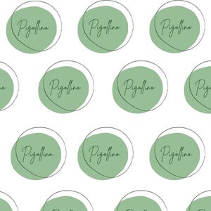 Puede incluir: Un patrón repetitivo sobre fondo blanco que presenta círculos de color verde salvia con contornos negros irregulares dibujados a mano. Cada círculo verde contiene la palabra Pigollino escrita en una fuente cursiva verde oscuro centrada.