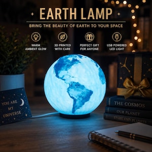 Peut inclure: Une lampe sphérique en forme de Terre émettant une lumière bleue, avec une surface texturée représentant les continents. Le texte indique EARTH LAMP, BRING THE BEAUTY OF EARTH TO YOUR SPACE, WARM AMBIENT GLOW, 3D PRINTED WITH CARE, PERFECT GIFT FOR ANYONE, USB POWERED LED LIGHT.